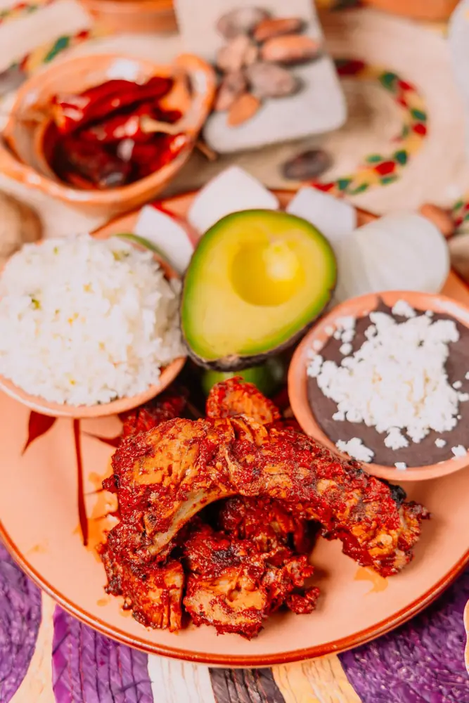 Costilla de puerco en adobo con frijol, arroz y aguacate