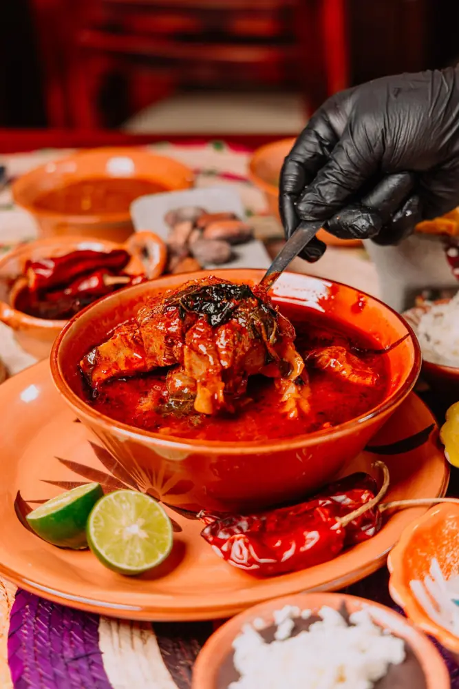 Guiso de pollo en caldo rojo con limón y chile seco